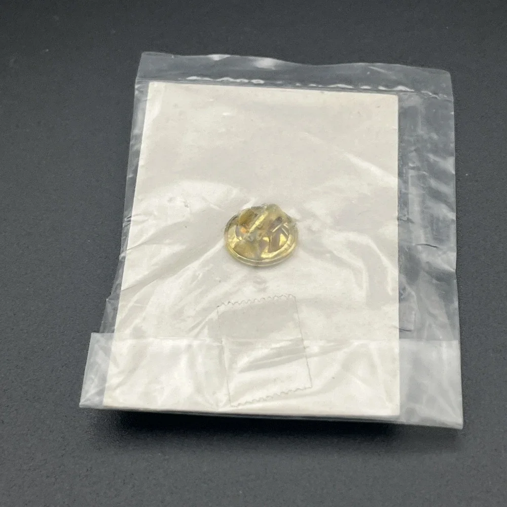 Disney Doc Snow White Dwarf VHS Gold Tone‎ Lapel Hat Pin